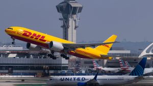DHL Tạm Ngưng Gửi Đơn B2C Trên 800 USD Đến Mỹ: Tác Động và Giải Pháp