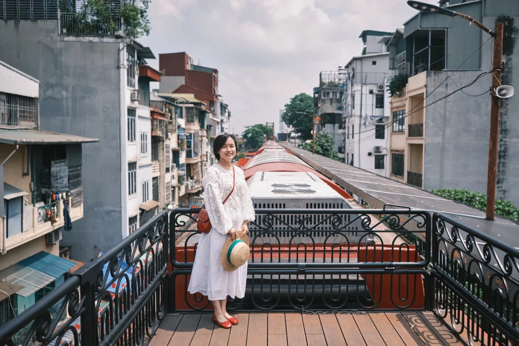 Lần đầu lộ diện toa 'mui trần' trên tàu du lịch 2 tầng Hà Nội