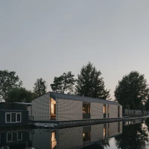 Ngôi nhà nổi độc đáo trên kênh đào ở Anh