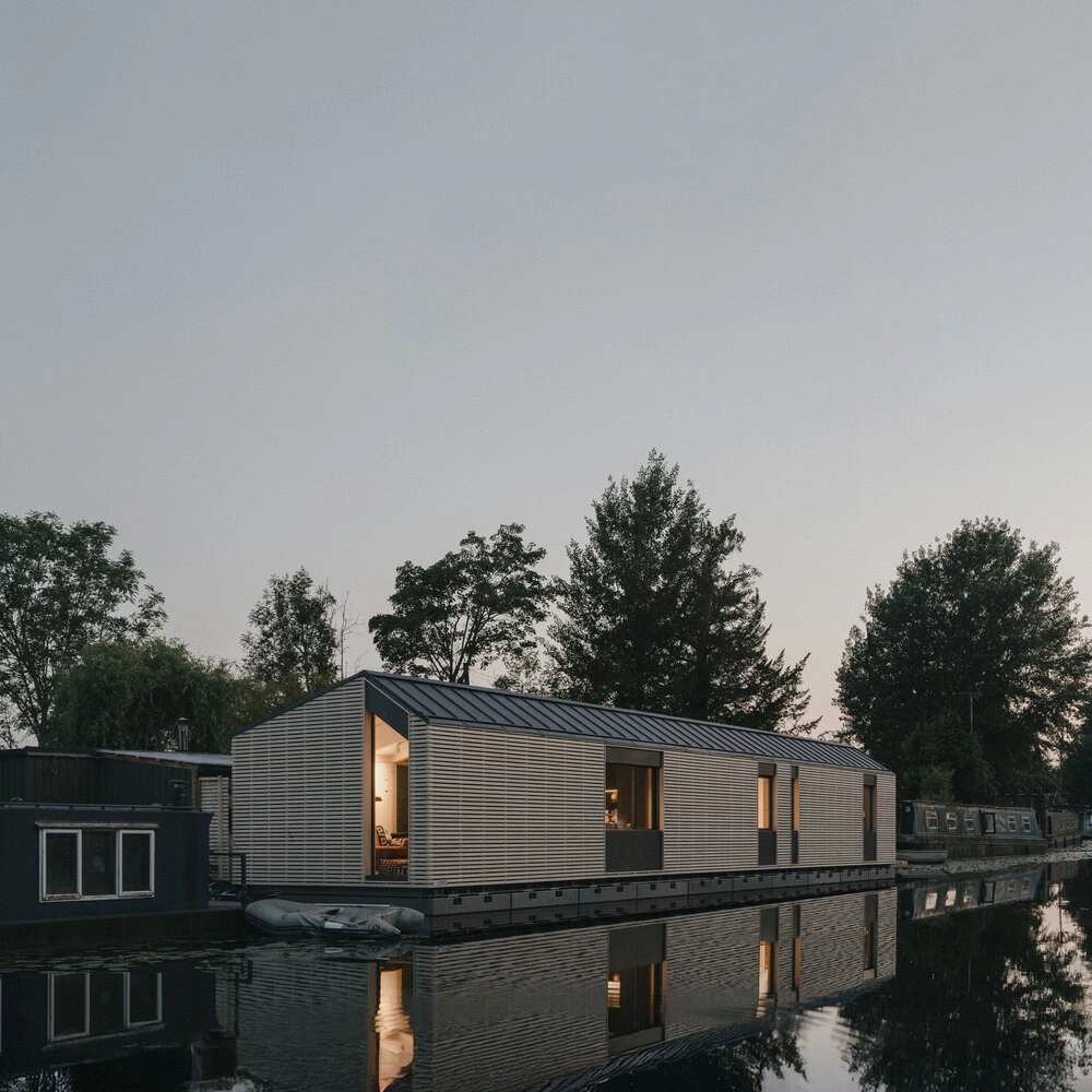 Ngôi nhà nổi độc đáo trên kênh đào ở Anh