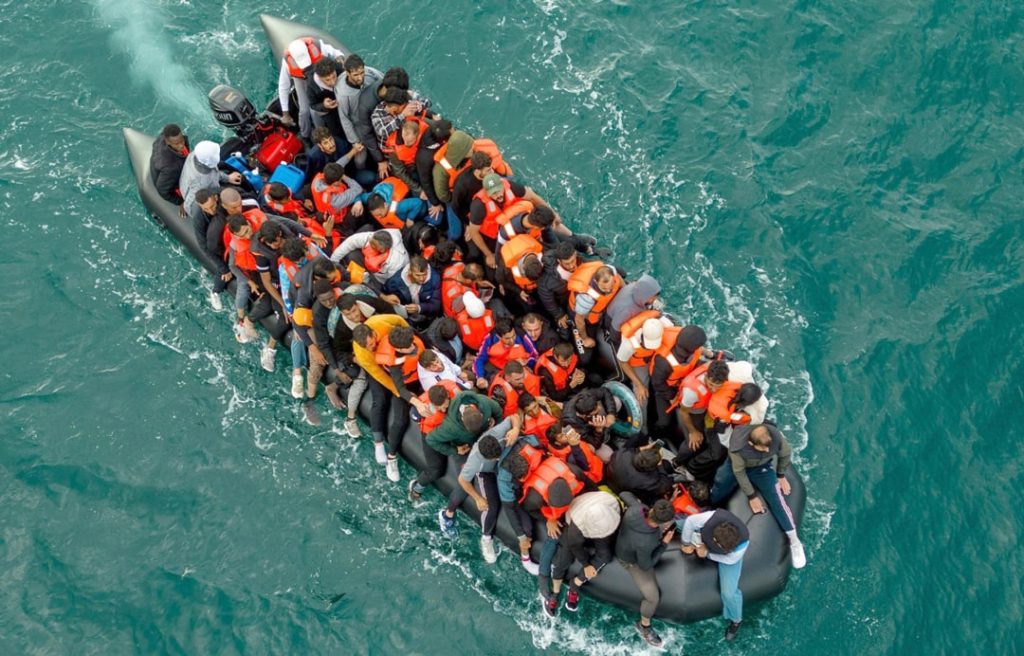 NHÂN VIÊN DI TRÚ ANH CÓ QUYỀN TỊCH THU ĐIỆN THOẠI VÀ SIM CỦA NGƯỜI NHẬP CƯ MÀ KHÔNG CẦN BẮT GIỮ